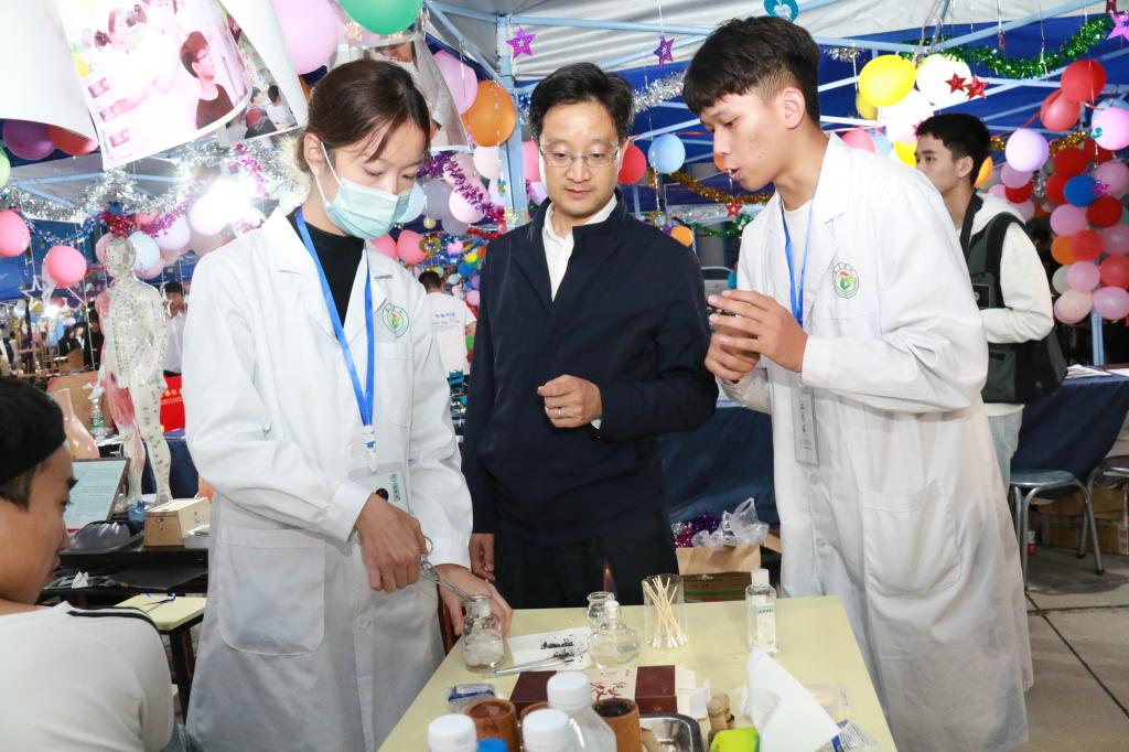 校运社团美食文化节师生其乐融融